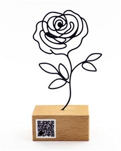 تندیس فلزی شاخه گل رز با پایه چوبی راش گرجستان | نماد زیبایی وعشق