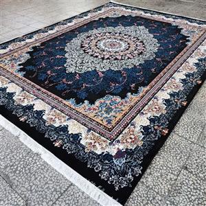 فرش ماشینی کاشان سایز 6 متر نقشه دلاریس مشکی جنس بی سی اف درجه یک و ضخامت 10 میلی متر