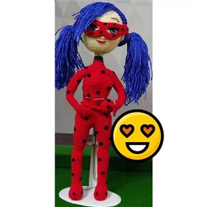 عروسک بافتنی دختر کفشدوزکی موها قابل شانه زدن و کل بدن مفتول گذاری شده قابلیت فرم دهی دست و پا وجود دارد