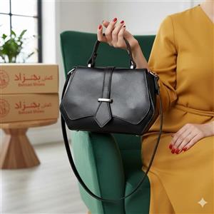 کیف کراواتی دستی و دوشی تمام چرم طبیعی گاوی دخترانه زنانه رنگ مشکی  دست دوز بند  چرمی قابل تنظیم تک زیپ داخل کیف تک خانه
