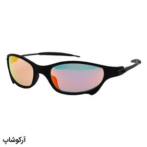 عینک آفتابی OAKLEY با فریم رنگ مشکی مات، بیس دار، شکل بیضی و لنز آینه‌ای و قرمز آتیشی مدل W2236