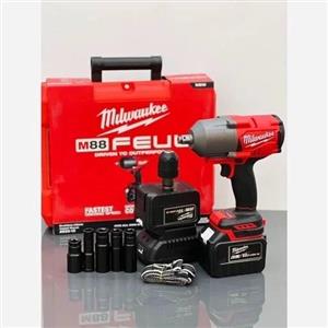 بکس شارژی میلواکی 1000 نیوتون (پس کرایه)