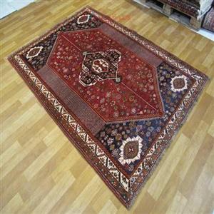 فرش دستباف شیراز طرح لچک و ترنج سایز قالیچه رنگ زمینه لاکی رنگ حاشیه کرم کد ۳۸۶۸۷