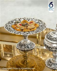 شیرینی خوری شبه نقره تک‌پایه قلم زنی گل برجسته نقره نما با روکش و ضمانت ۳۶ ماهه کیمیاترنج 