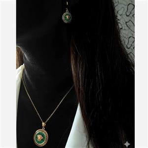 نیم ست گردنبند و گوشواره و دستبند زنانه نگین دار طرح ورساچه Versace رنگ کاملا ثابت کد sm