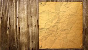 تصویر پس زمینه کاغذ و برگه قدیمی مچاله روی چوب