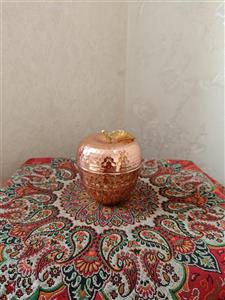 قندان مسی چکشی طرح سیب مدل MZ42-AS مناسب برای مصرف قند، تنقلات و میوه خشک دست ساز زنجان با قلع کاری داخل و روکش نانو