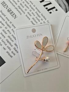 سنجاق سینه مینیمال