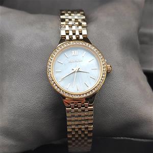 ساعت مچی زنانه اورجینال Royal Crown مدل 2058 – طلایی با صفحه فیروزه‌ای فسفری صدفی