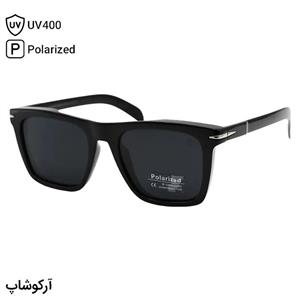 عینک آفتابی دیوید بکهام با فریم رنگ مشکی براق، شکل مربعی و لنز دودی سایه روشن و پلاریزه مدل P7002