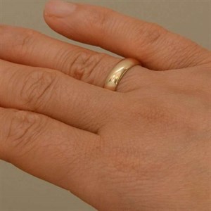 انگشتر طلا کم اجرت 18 عیار زنانه طلای مستجابی مدل رینگ کد E1098  سایز 62