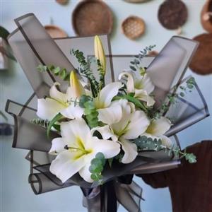 قیمت گل لیلیوم و اورینتال برای سبد گل افتتاحیه چقدر است؟