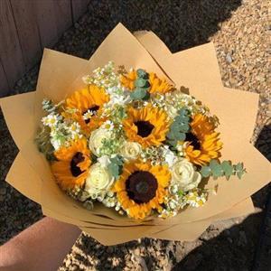 از کجا می‌توانم گل آفتابگردان برای باکس گل زیبا در تهران پیدا کنم؟