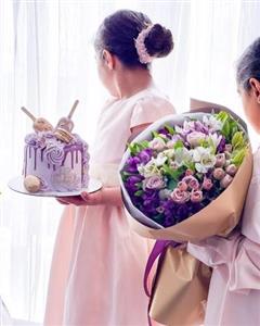 کیک تولد و باکس گل تبریک تولد ساده به دوست