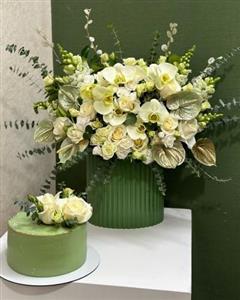 پک هدیه و کیک تولد با گل دخترانه