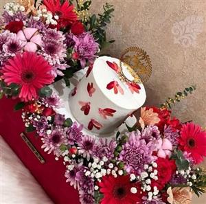 پک هدیه و کیک تولد با گل لوکس مردانه