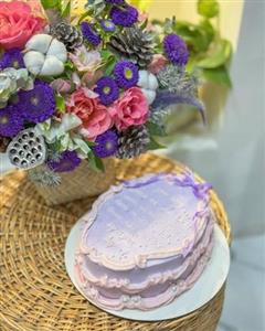 پک هدیه و کیک تولد با گل زنانه