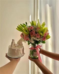 پک هدیه و کیک تولد با گل لاکچری برای مرد