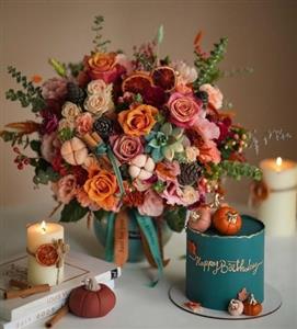 پک هدیه و کیک تولد با گل مناسب دختر 5 ساله