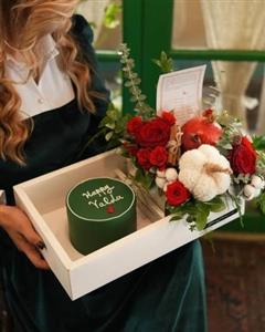 پک هدیه و کیک تولد با گل برای پسر 6 ساله