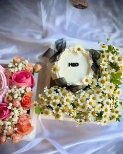 کیک تولد و گل برای تولد پسر چهار ساله