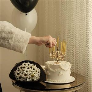 کیک با باکس گل‌های طبیعی