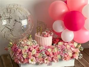 کیک با دسته گل رز قرمز