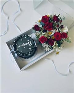 کیک با باکس گل عروس رنگی