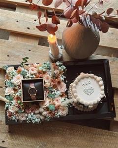 کیک با دسته گل رز آبی