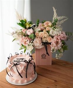 کیک تولد و باکس گل لاکچری عاشقانه