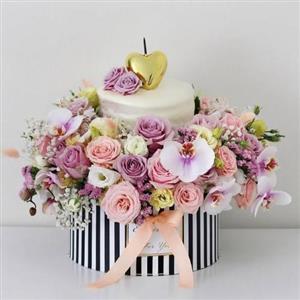 خرید کیک تولد نیم کیلویی و باکس گل