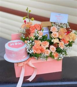 کیک تولد و باکس گل یک سالگی لاکچری