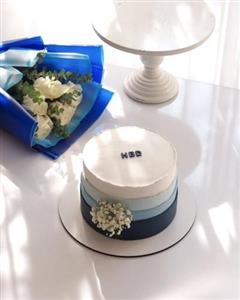 باکس گل با کیک تولد لاکچری عاشقانه