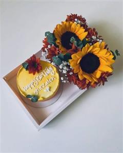 کیک تولد و باکس گل برای دختر 15 ساله