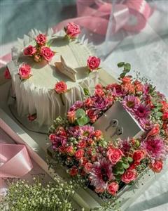 کیک تولد و باکس گل برای 50 نفر