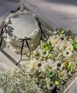 کیک تولد و باکس گل برای همسر خانم