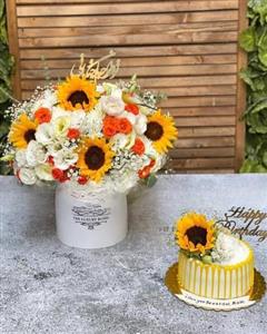 کیک تولد برای هشت نفر و باکس گل