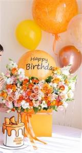کیک تولد و باکس گل برای 6 نفر
