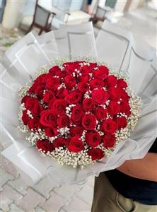دسته گل 50 شاخه ای رز هلندی با ژیپسوفیلا