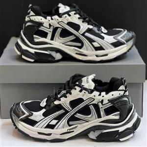 کفش بالنسیاگا رانر مشکی سفید Balenciaga Runner Black White