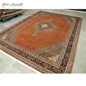 فرش دستبافت اردبیل کد 39749 در طرح شکیل طرح ترنج و ماهی، رنگ زمینه رناسی و حاشیه ی سرمه ای بافته شده با الیاف طبیعی