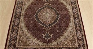 فرش دستباف قالیچه 3 متری طرح ریز ماهی شرابی 40 رج بافت تبریز