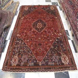 فرش دستباف شیراز طرح لچک و ترنج سایز قالی رنگ زمینه لاکی رنگ حاشیه قهوه ای کد ۳۸۴۵۹