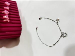 دستبند یا پابند ظریف مدل تدی و تاج نقره ای