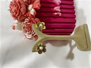 گوشواره استیل طرح گل و مروارید طلایی