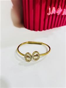 دستبند بنگل استیل زنانه طلایی طرح امگا و نگین سواروفسکی