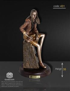 مجسمه برند گلدن گیفت زن نشسته