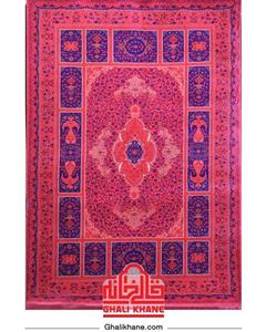 فرش ماشینی 700 شانه فرش هیوا زمینه لاکی حاشیه لاکی مدل کتیبه کلکسیون هرمز کد 6634
