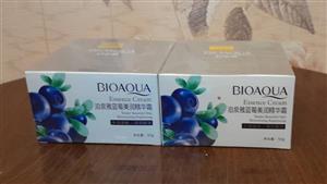 کرم مرطوب کننده و درخشان کننده اسانس بلوبری: مرطوب کننده وآبرسان بسیار قوی، مناسب انواع پوست، بدون چربی اضافه، دارای بافت بسیار سبک، تنظیم چربی برای پوست های چرب و جوش دار، جوان ساز و ضد چروک، لیفت کننده پوست صورت، دست وگردن، ترمیم بافت های آسیب دیده پوست، مغذی پوست و جذب سریع