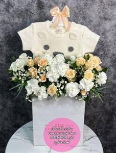 دسته گل و کیک تولد برای تولد بچه گانه ساده